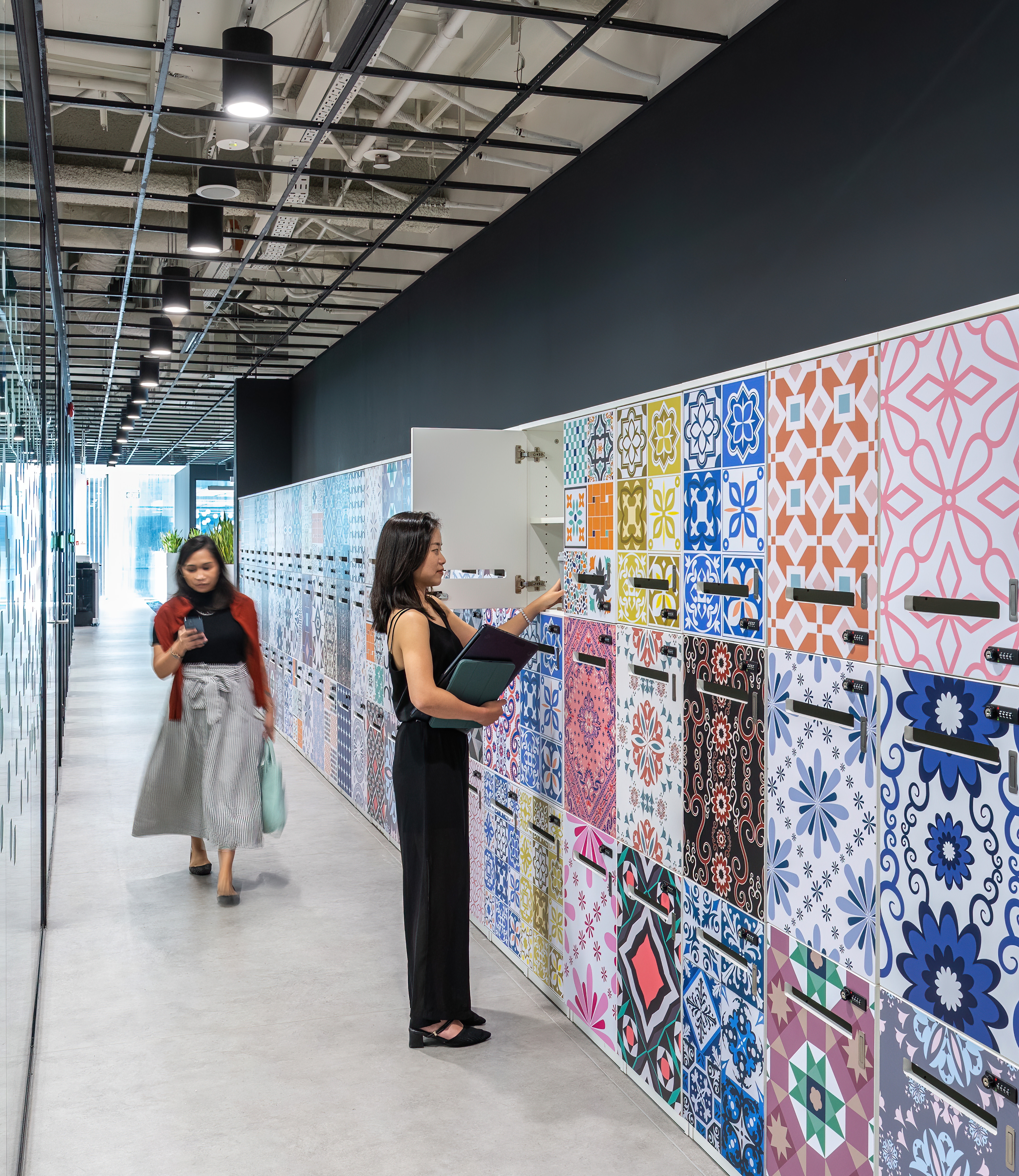 main/case-studies/gartner-singapore/gartner-singapore-office-hallway-lockers.jpg